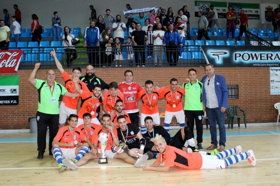Foto de los campeones cerristas de la Copa de Extremadura en el Pabellón de Navalmoral