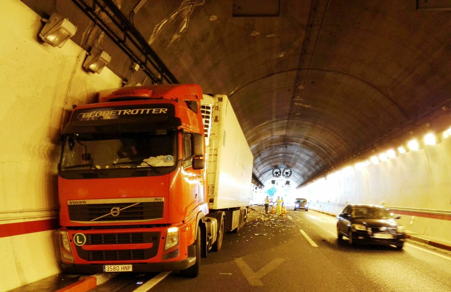 Un accidente en los túneles de Miravete obliga a realizar cortes intermitentes en el tráfico