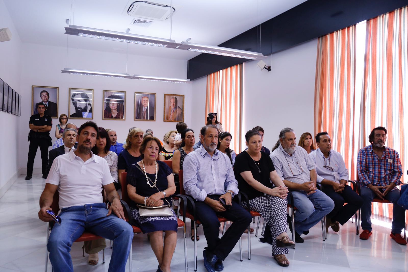 La familia de José Vizcaíno recibe la medalla de oro 34 años, tres meses y tres días después de su concesión