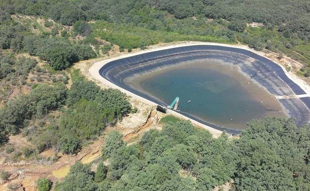 Imagen de la balsa de abastecimiento de agua tras la rotura del muro JUNTA DE EXTREMADURA