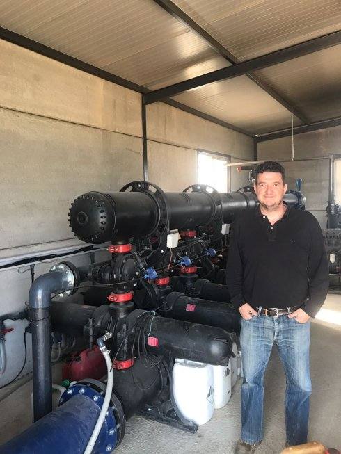 Montero en una de las instalaciones de riego llevadas a cabo 