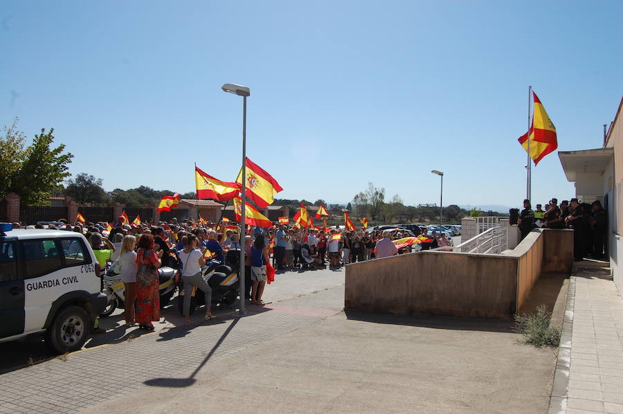 La Guardia Civil recibe el apoyo de decenas de vecinos