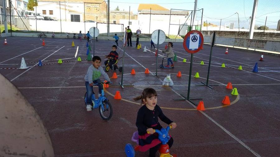 Los alumnos de infantil del Gonzalo Encabo aprenden seguridad vial