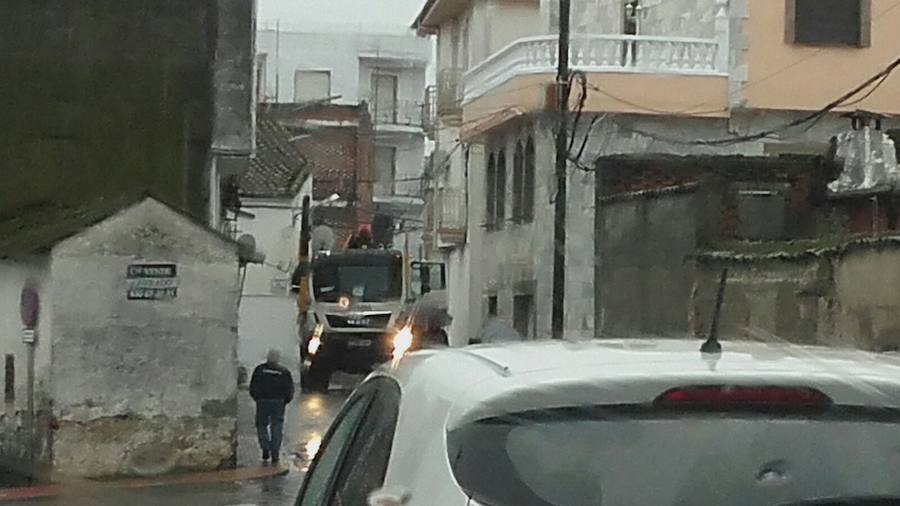 Un camión arranca un tendido de cables y deja sin luz varias calles