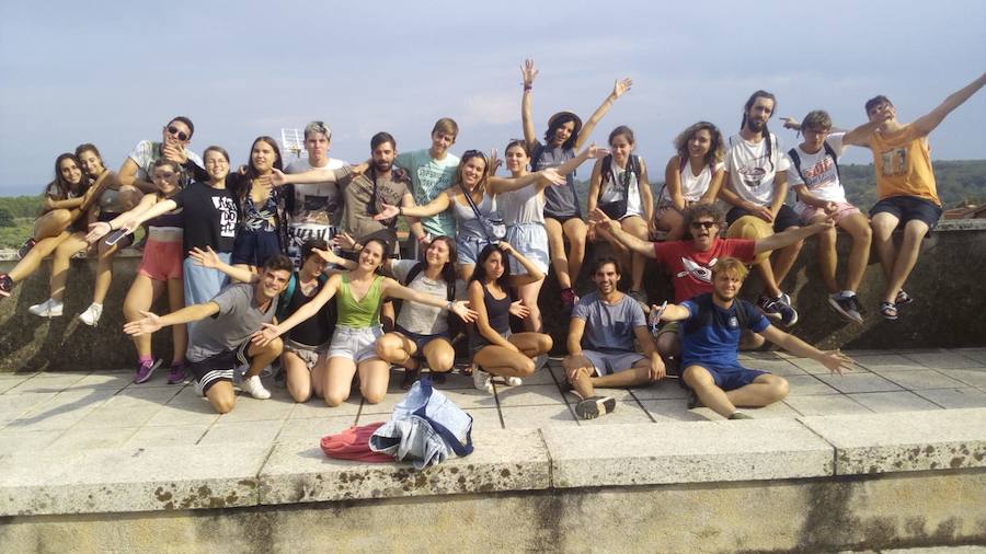 Participantes en el campo de voluntariado de circo 