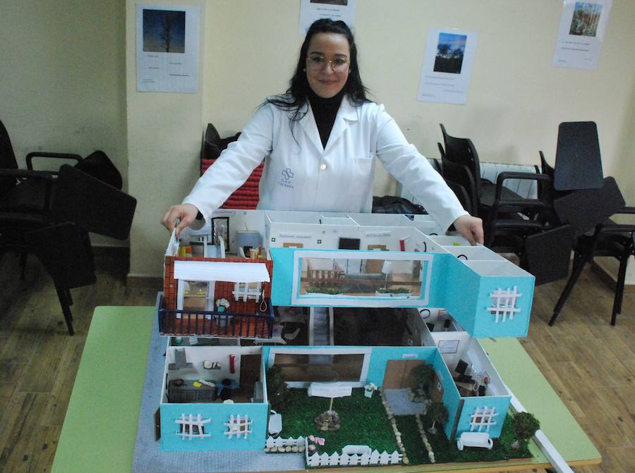 Alba Carmona con su maqueta 