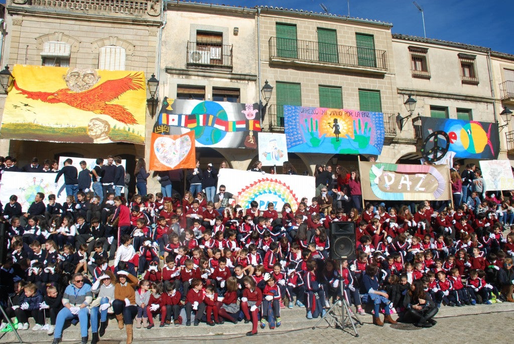 Alumnos de centros educativos se unieron ayer en la plaza Mayor para celebrar el día de la paz. El 30 de enero no se pudo llevar a cabo por el mal tiempo. La actividad, que estuvo organizada por el colegio Sagrado Corazón de Jesús, contó con la lectura de un manifiesto, bailes, una plegaria cantada, así como una coreografía de gimnastas. También participaron responsables político.