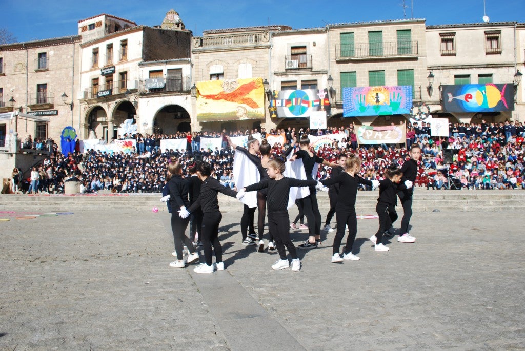 Alumnos de centros educativos se unieron ayer en la plaza Mayor para celebrar el día de la paz. El 30 de enero no se pudo llevar a cabo por el mal tiempo. La actividad, que estuvo organizada por el colegio Sagrado Corazón de Jesús, contó con la lectura de un manifiesto, bailes, una plegaria cantada, así como una coreografía de gimnastas. También participaron responsables político.