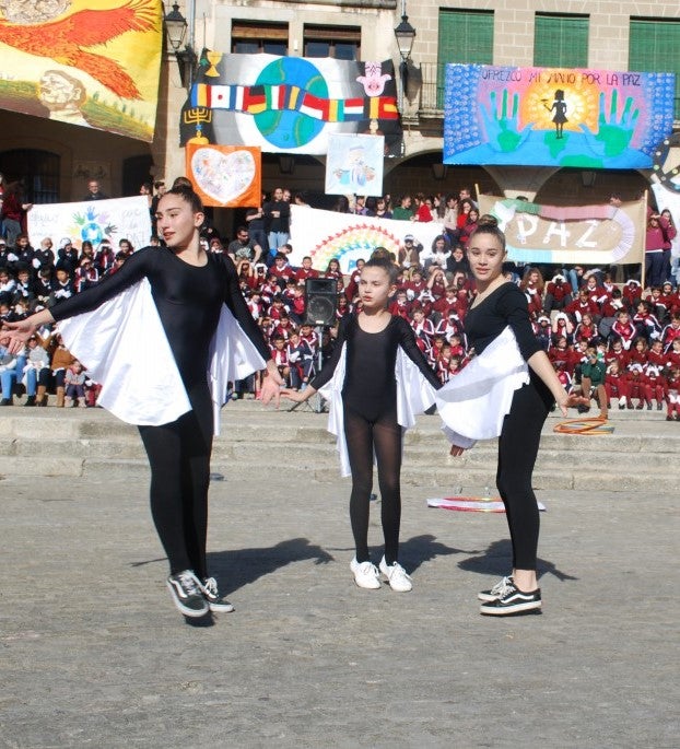 Alumnos de centros educativos se unieron ayer en la plaza Mayor para celebrar el día de la paz. El 30 de enero no se pudo llevar a cabo por el mal tiempo. La actividad, que estuvo organizada por el colegio Sagrado Corazón de Jesús, contó con la lectura de un manifiesto, bailes, una plegaria cantada, así como una coreografía de gimnastas. También participaron responsables político.