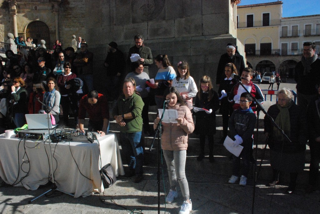 Alumnos de centros educativos se unieron ayer en la plaza Mayor para celebrar el día de la paz. El 30 de enero no se pudo llevar a cabo por el mal tiempo. La actividad, que estuvo organizada por el colegio Sagrado Corazón de Jesús, contó con la lectura de un manifiesto, bailes, una plegaria cantada, así como una coreografía de gimnastas. También participaron responsables político.