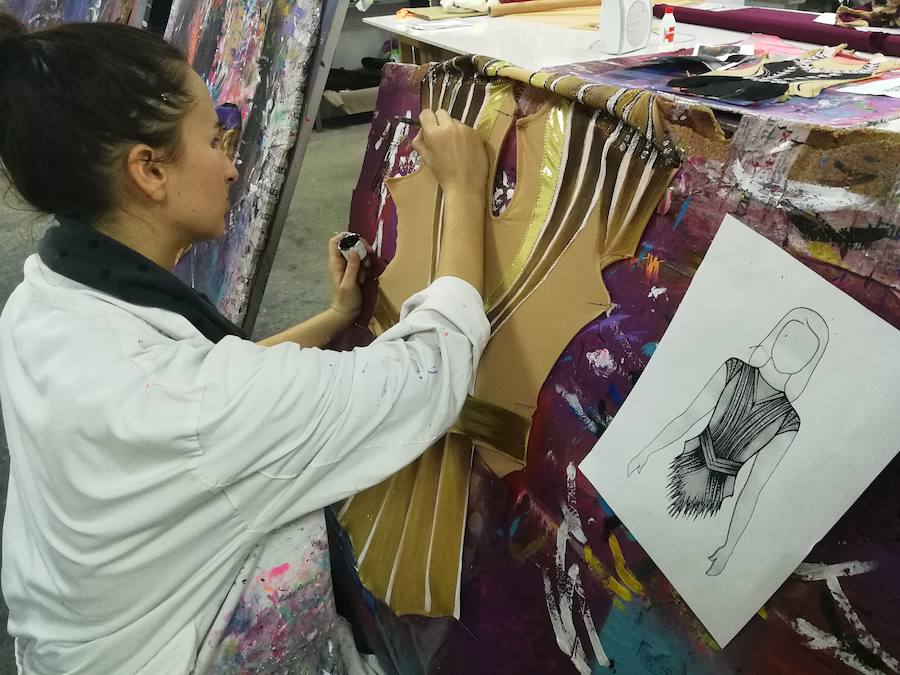 Pintando uno de los maillots 