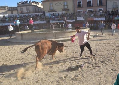 Imagen secundaria 1 - Cientos de personas se echan a la calle para disfrutar de los festejos taurinos