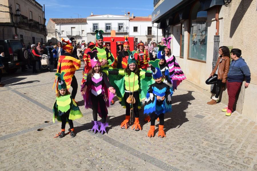 Huertas de Ánimas cumplió con su tradición y celebró su tradicional desfile de Carnaval, con diferentes agrupaciones integradas por adultos y menores. 