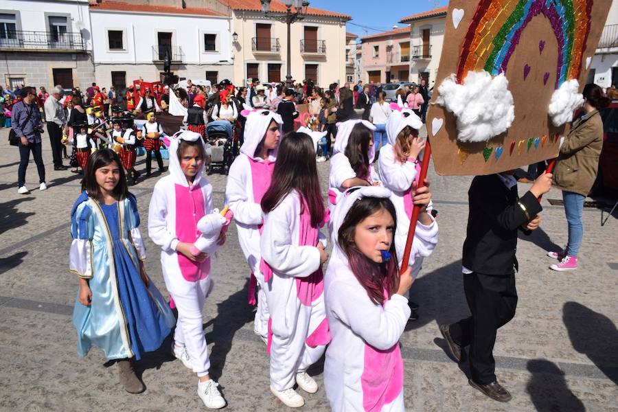 Huertas de Ánimas cumplió con su tradición y celebró su tradicional desfile de Carnaval, con diferentes agrupaciones integradas por adultos y menores. 