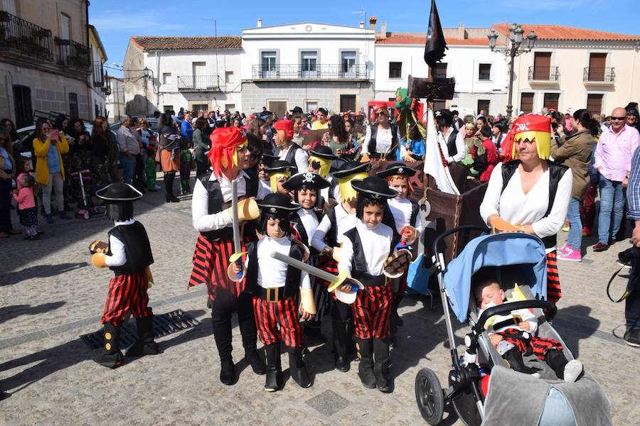 Huertas de Ánimas cumplió con su tradición y celebró su tradicional desfile de Carnaval, con diferentes agrupaciones integradas por adultos y menores. 