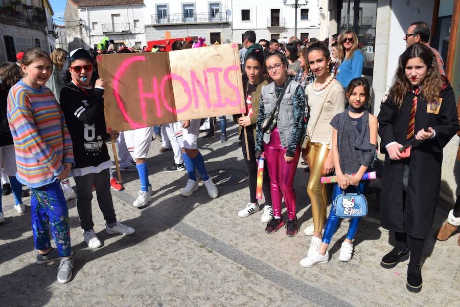 Huertas de Ánimas cumplió con su tradición y celebró su tradicional desfile de Carnaval, con diferentes agrupaciones integradas por adultos y menores. 