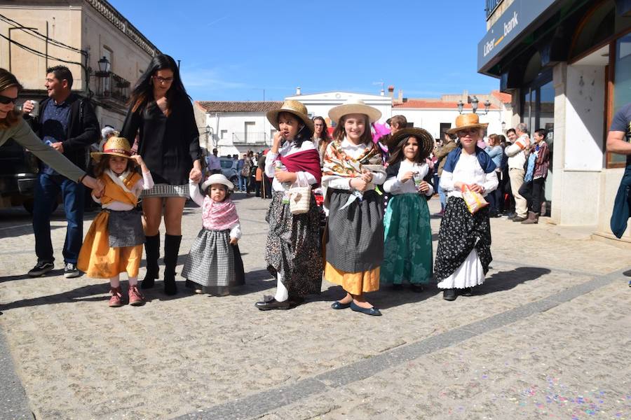 Huertas de Ánimas cumplió con su tradición y celebró su tradicional desfile de Carnaval, con diferentes agrupaciones integradas por adultos y menores. 