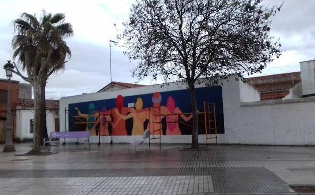 Mural que está siendo pintado por Penélope Moreno en Casar de Cáceres. /