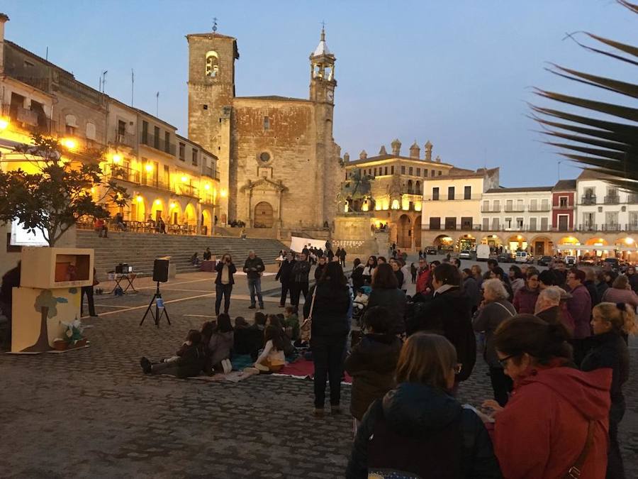 Más de 200 personas participan en los actos del Día de la Mujer celebrados en la plaza Mayor