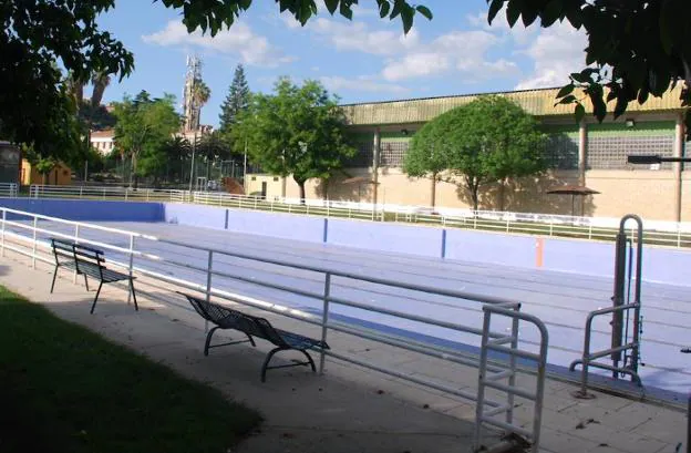 La piscina municipal, antes de ser tratada en verano 