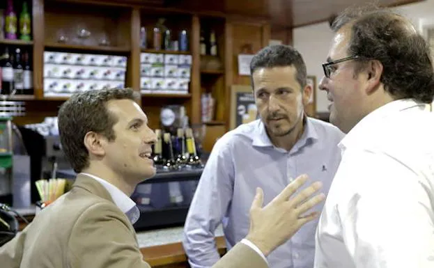 Pablo Casado conversa con Víctor Píriz y Alberto Casero en un bar de Cáceres en junio del año pasado