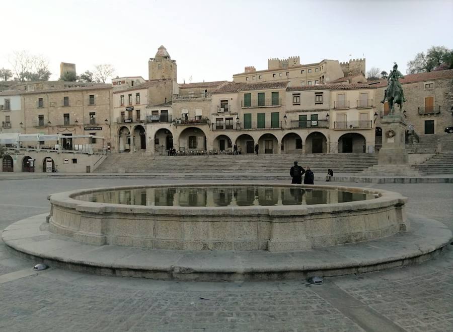 El pilar de la plaza Mayor, tras la reforma realizada y a falta de la fuente 