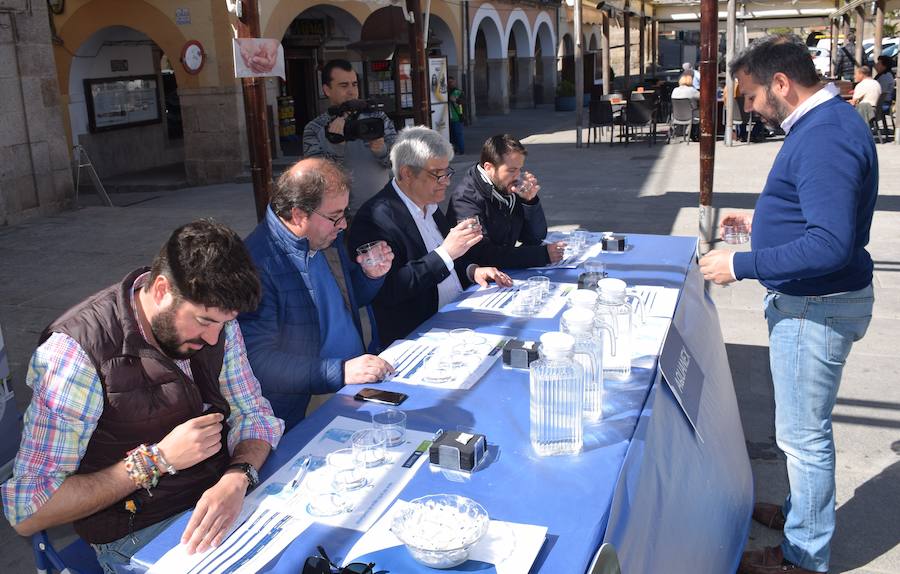 Integrantes del equipo de Gobieno con resonsables de la entidad en Trujilo, en la cata a ciegas 