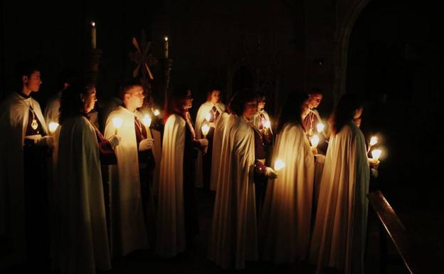 Participantes del vía crucis de las antorchas 