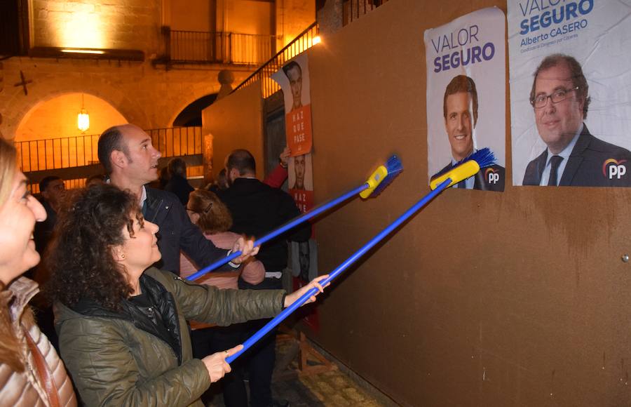 Los representantes del PP en la pegada de carteles anoche 