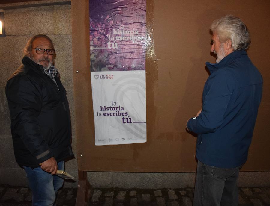 Representantes con la pega de carteles 