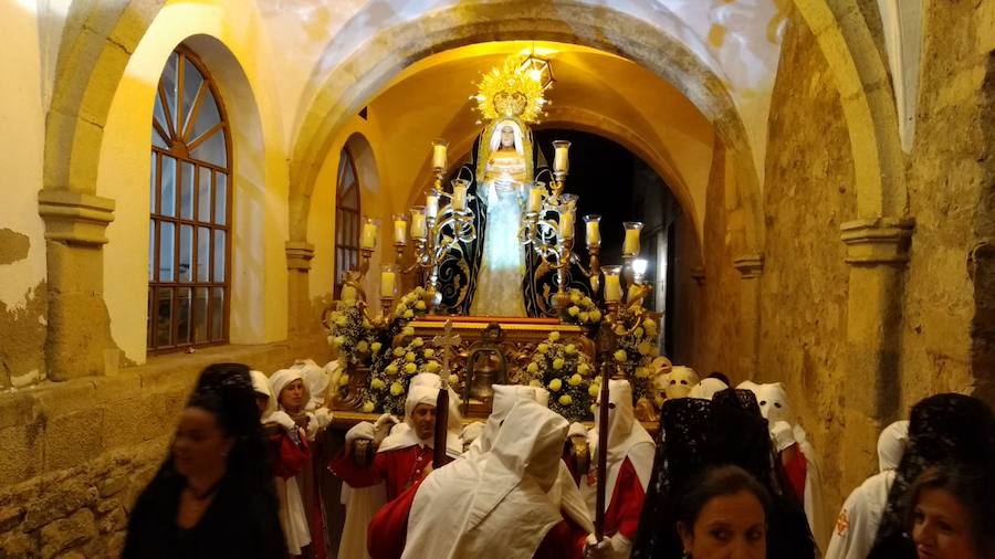 Nuestra Señora de la Soledad detenida unos minutos en los arcos de la calle Sillerías, por la lluvia, anoche 