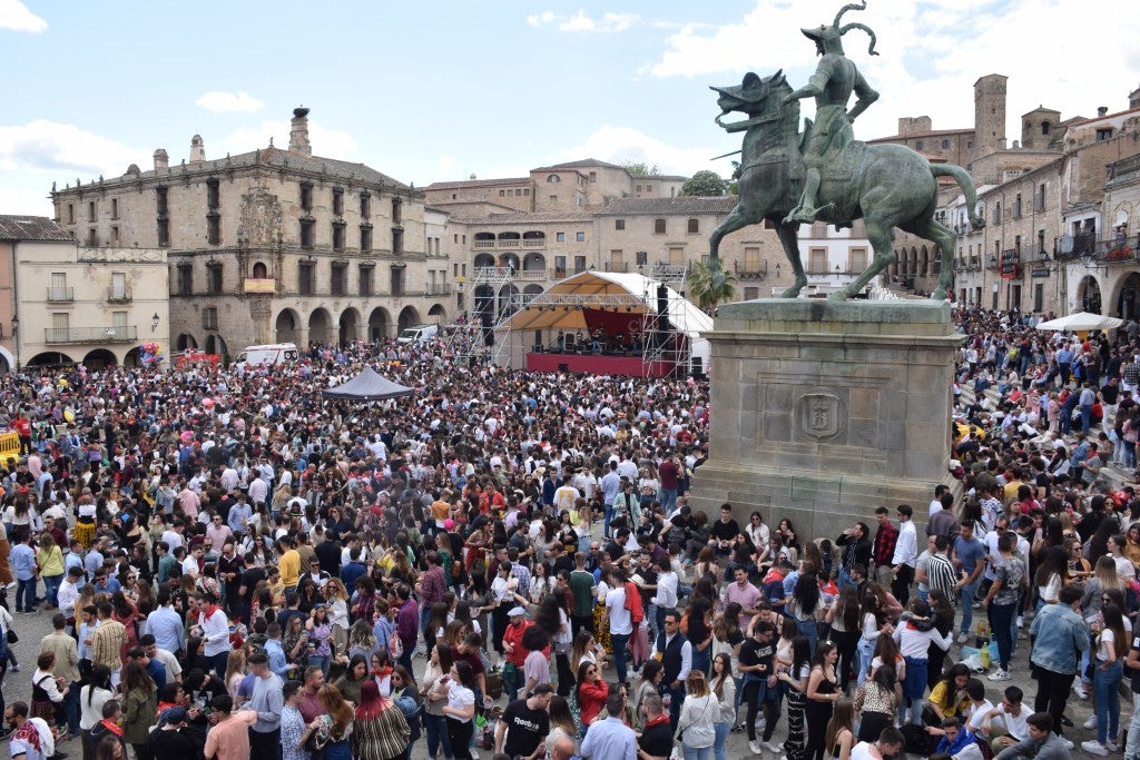 Imagen principal - El Chíviri congrega a 12.000 personas en Trujillo