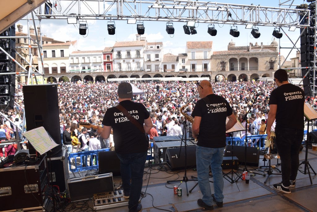 Con una temperatura primaveral, unas 12.000 personas, según fuentes policiales, llenaron la plaza Mayor de Trujillo y sus alrededores para celebrar una de las fiestas más características de Trujillo,, como es el Domingo de Resurrección, conocida popularmente por El Chíviri, declarada de Interés Turístico Regional