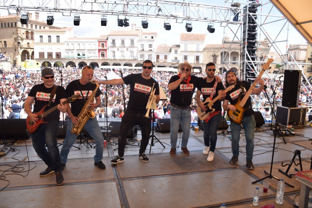 Con una temperatura primaveral, unas 12.000 personas, según fuentes policiales, llenaron la plaza Mayor de Trujillo y sus alrededores para celebrar una de las fiestas más características de Trujillo,, como es el Domingo de Resurrección, conocida popularmente por El Chíviri, declarada de Interés Turístico Regional