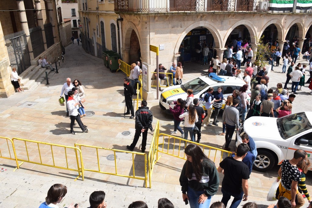 Con una temperatura primaveral, unas 12.000 personas, según fuentes policiales, llenaron la plaza Mayor de Trujillo y sus alrededores para celebrar una de las fiestas más características de Trujillo,, como es el Domingo de Resurrección, conocida popularmente por El Chíviri, declarada de Interés Turístico Regional