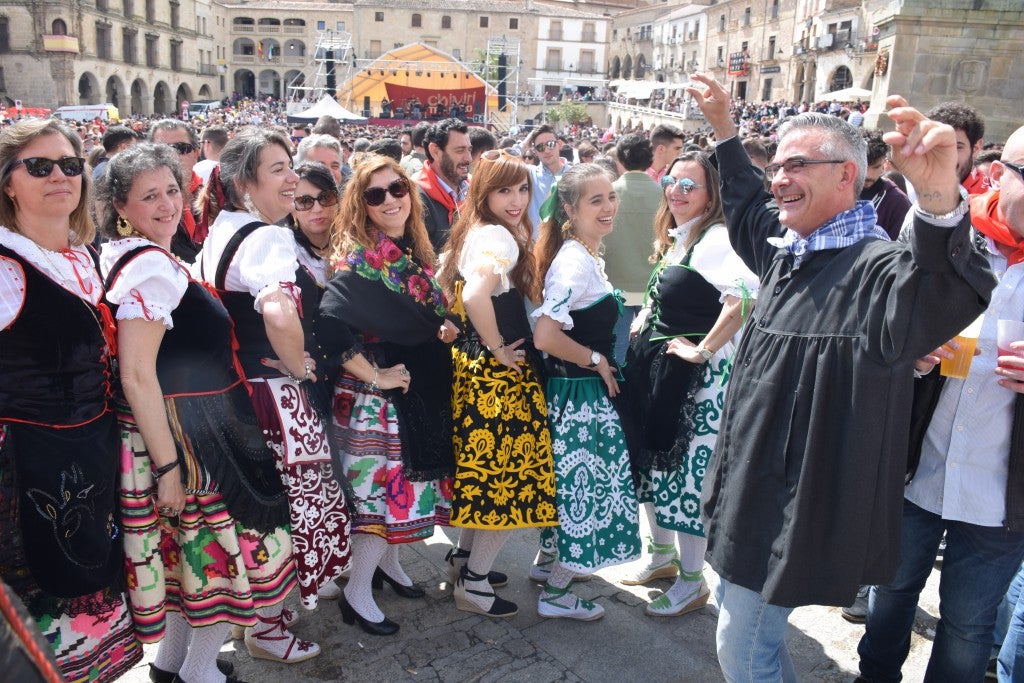 Con una temperatura primaveral, unas 12.000 personas, según fuentes policiales, llenaron la plaza Mayor de Trujillo y sus alrededores para celebrar una de las fiestas más características de Trujillo,, como es el Domingo de Resurrección, conocida popularmente por El Chíviri, declarada de Interés Turístico Regional