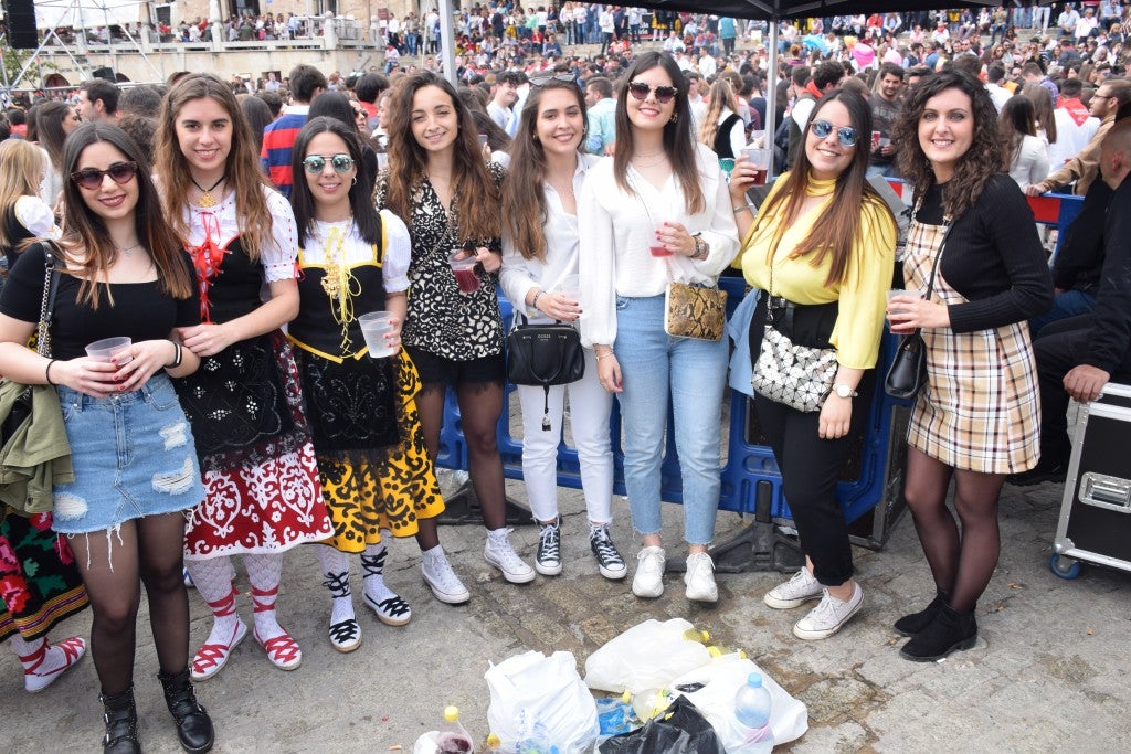 Con una temperatura primaveral, unas 12.000 personas, según fuentes policiales, llenaron la plaza Mayor de Trujillo y sus alrededores para celebrar una de las fiestas más características de Trujillo,, como es el Domingo de Resurrección, conocida popularmente por El Chíviri, declarada de Interés Turístico Regional