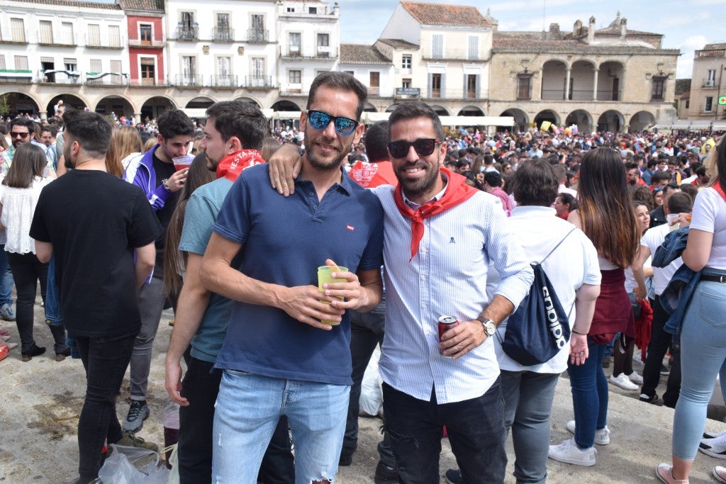 Con una temperatura primaveral, unas 12.000 personas, según fuentes policiales, llenaron la plaza Mayor de Trujillo y sus alrededores para celebrar una de las fiestas más características de Trujillo,, como es el Domingo de Resurrección, conocida popularmente por El Chíviri, declarada de Interés Turístico Regional