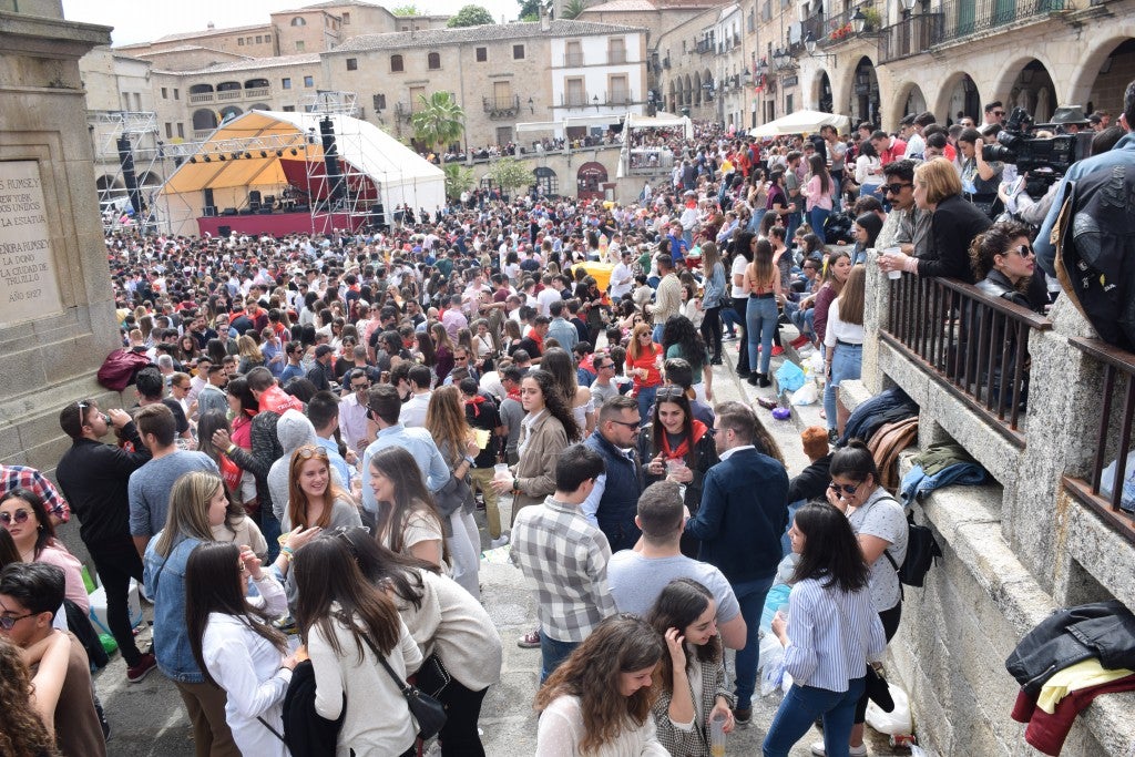 Con una temperatura primaveral, unas 12.000 personas, según fuentes policiales, llenaron la plaza Mayor de Trujillo y sus alrededores para celebrar una de las fiestas más características de Trujillo,, como es el Domingo de Resurrección, conocida popularmente por El Chíviri, declarada de Interés Turístico Regional