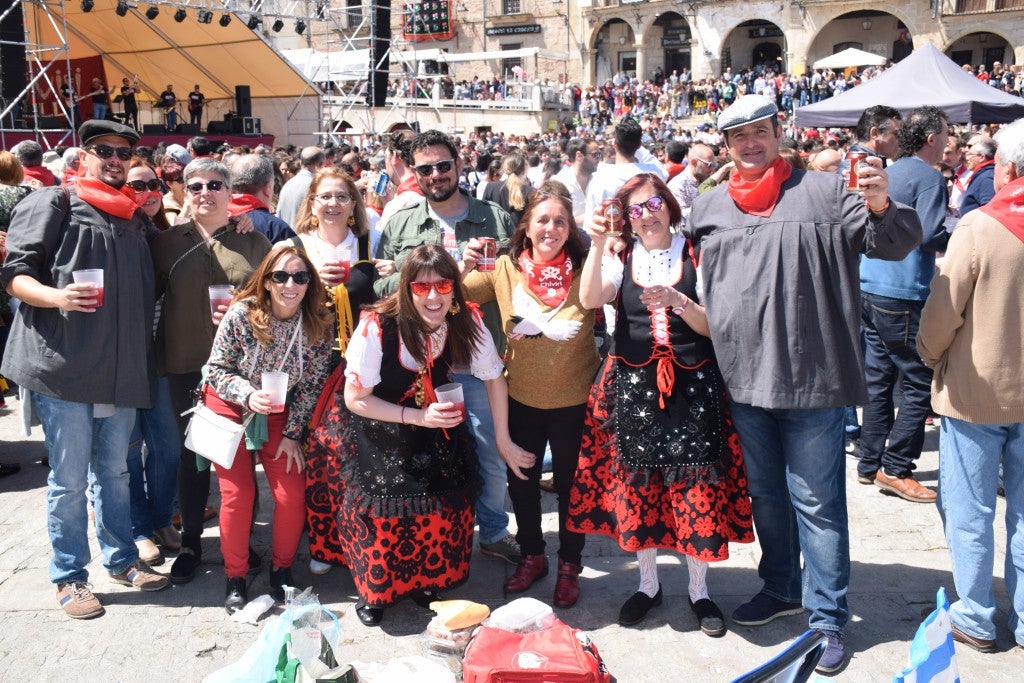 Con una temperatura primaveral, unas 12.000 personas, según fuentes policiales, llenaron la plaza Mayor de Trujillo y sus alrededores para celebrar una de las fiestas más características de Trujillo,, como es el Domingo de Resurrección, conocida popularmente por El Chíviri, declarada de Interés Turístico Regional