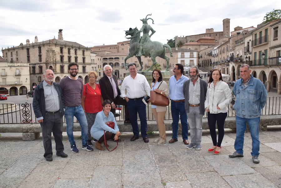 Borrell junto a integrantes de la candidatura trujillana y otros afiliados socialistas 