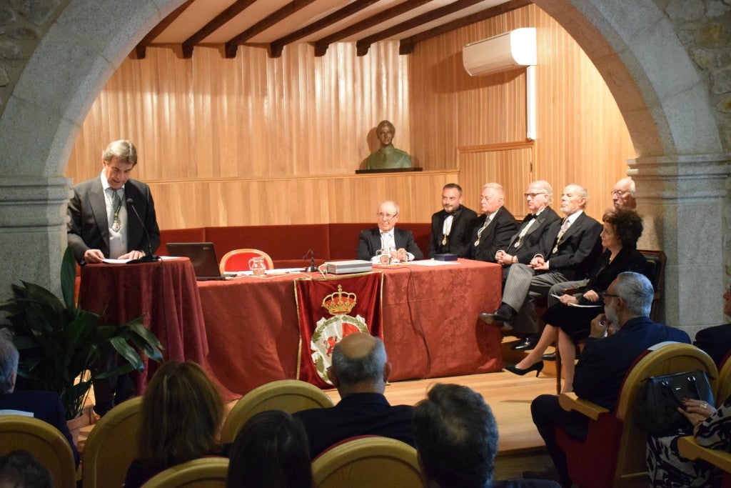 No faltó casi nadie. Estuvieron representantes de la Junta, de la Universidad de Extremadura, así como de otras universidades españolas, junto a directores de museos, entre otros representantes de instituciones vinculadas, de una u otra forma, al patrimonio, al arte y a la docencia. Asimismo, asistieron compañeros, amigos y familiares. Así de bien rodeada, la catedrática de Historia del Arte, María del Mar Lozano Bartolozzi, tomó posesión ayer como nueva académica en la Academia de Extremadura de las Letras y la Artes.El acto, lleno de solemnidad, tuvo lugar en la sede de esta institución, el palacio de Lorenzana de Trujillo. Lozano Bartolozzi cubre la vacante del quien fuera director de la entidad, José Miguel Santiago Castelo, fallecido en mayo de 2015.