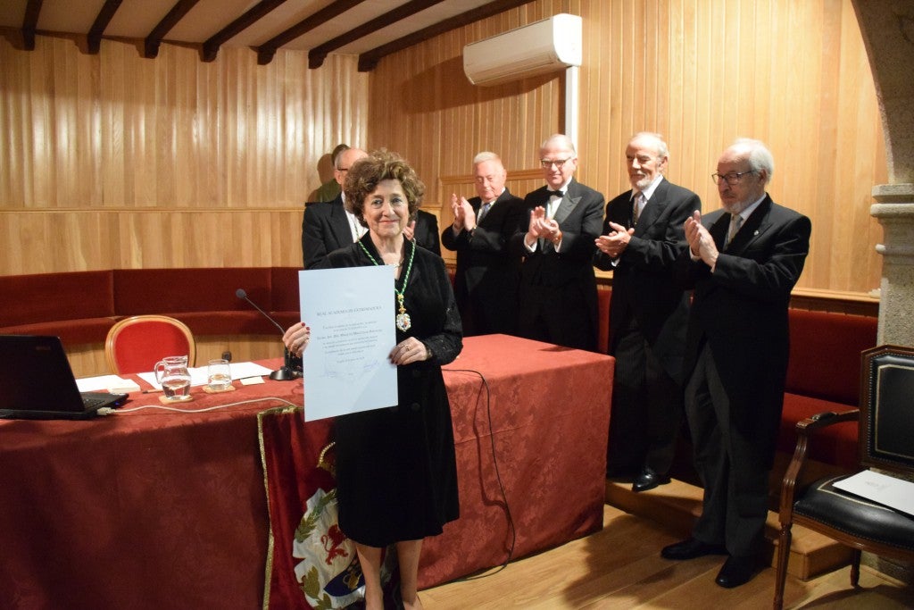 No faltó casi nadie. Estuvieron representantes de la Junta, de la Universidad de Extremadura, así como de otras universidades españolas, junto a directores de museos, entre otros representantes de instituciones vinculadas, de una u otra forma, al patrimonio, al arte y a la docencia. Asimismo, asistieron compañeros, amigos y familiares. Así de bien rodeada, la catedrática de Historia del Arte, María del Mar Lozano Bartolozzi, tomó posesión ayer como nueva académica en la Academia de Extremadura de las Letras y la Artes.El acto, lleno de solemnidad, tuvo lugar en la sede de esta institución, el palacio de Lorenzana de Trujillo. Lozano Bartolozzi cubre la vacante del quien fuera director de la entidad, José Miguel Santiago Castelo, fallecido en mayo de 2015.