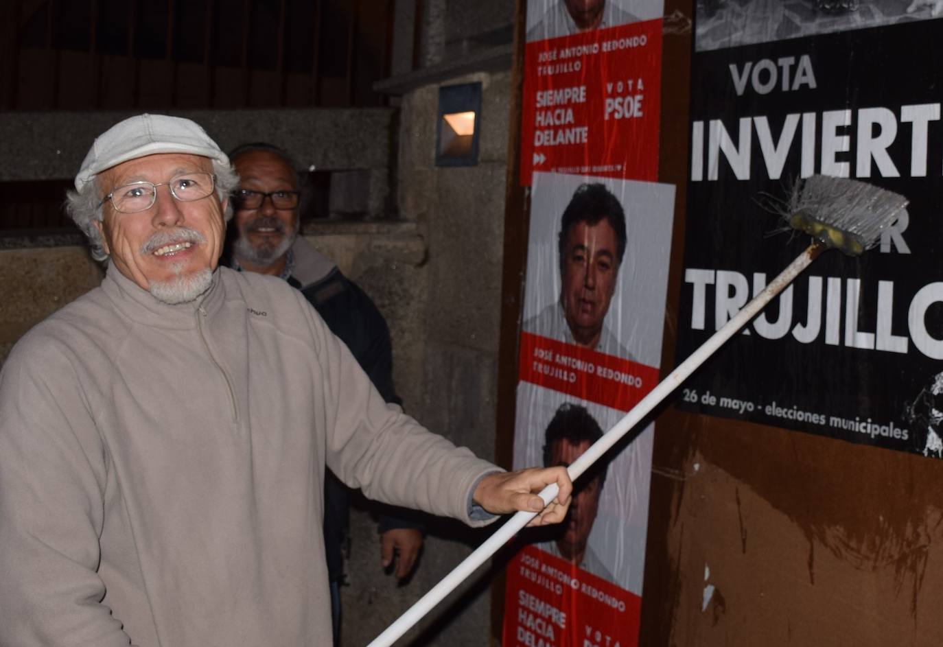 Aurelio Moreno, en la pega de carteles en el día de las elecciones 