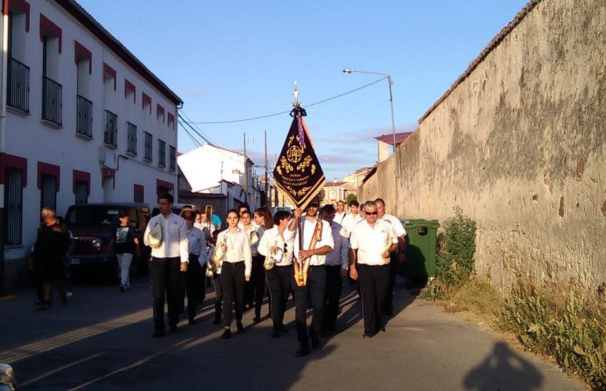 Los responsables de la hermandad de la Piedad hacen un balance muy positivo de las fiestas del barrio trujillano, que transcurrieron la semana pasada. Los días clave fueron el viernes, el sábado y el domingo, con una gran afluencia de público, tanto en los festejos populares como en los religiosos. Eso sí, la lluvia del sábado por la mañana mermó la afuencia de público infantil en los hinchables. No faltó el homenaje a los mayores, las verbenas, la puja, así como un espectáculo con un tributo a Raphael.