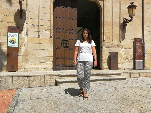 Jara Fernández, saliendo del Ayuntamiento 