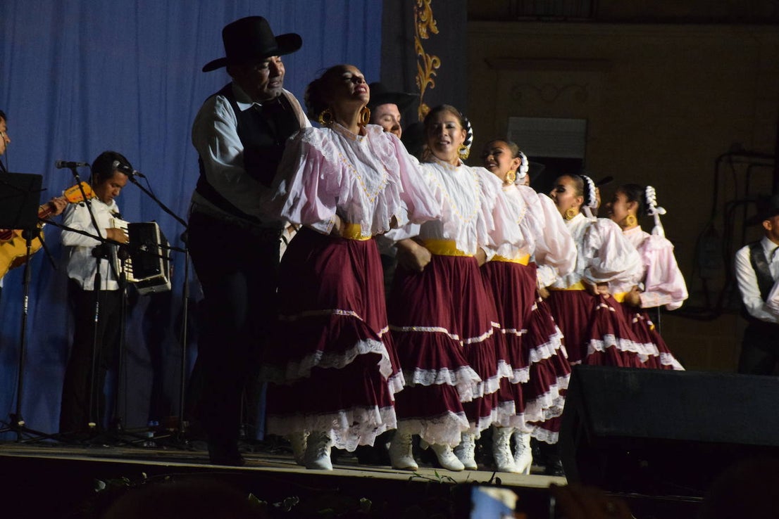 El Festival Valfermoso, organizado por la Asociación Coros y Danzas Virgen del Rosario, congregó a más de 700 personas en la plaza de Huertas de Ánimas. Como novedad, actuó la formación 'Cultura y tradición mexicana', con rimos y bailes muy variados. También se subieron al escenario el grupo infantil, el juvenil y el titular de entidad anfitriona. 