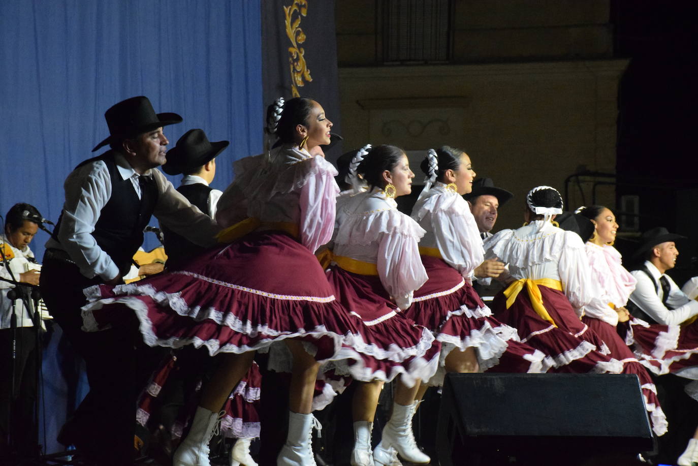 El Festival Valfermoso, organizado por la Asociación Coros y Danzas Virgen del Rosario, congregó a más de 700 personas en la plaza de Huertas de Ánimas. Como novedad, actuó la formación 'Cultura y tradición mexicana', con rimos y bailes muy variados. También se subieron al escenario el grupo infantil, el juvenil y el titular de entidad anfitriona. 