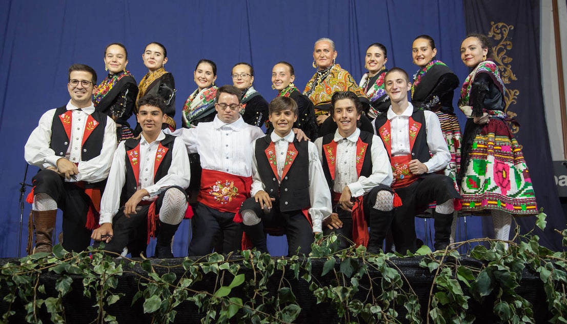 El Festival Valfermoso, organizado por la Asociación Coros y Danzas Virgen del Rosario, congregó a más de 700 personas en la plaza de Huertas de Ánimas. Como novedad, actuó la formación 'Cultura y tradición mexicana', con rimos y bailes muy variados. También se subieron al escenario el grupo infantil, el juvenil y el titular de entidad anfitriona. 