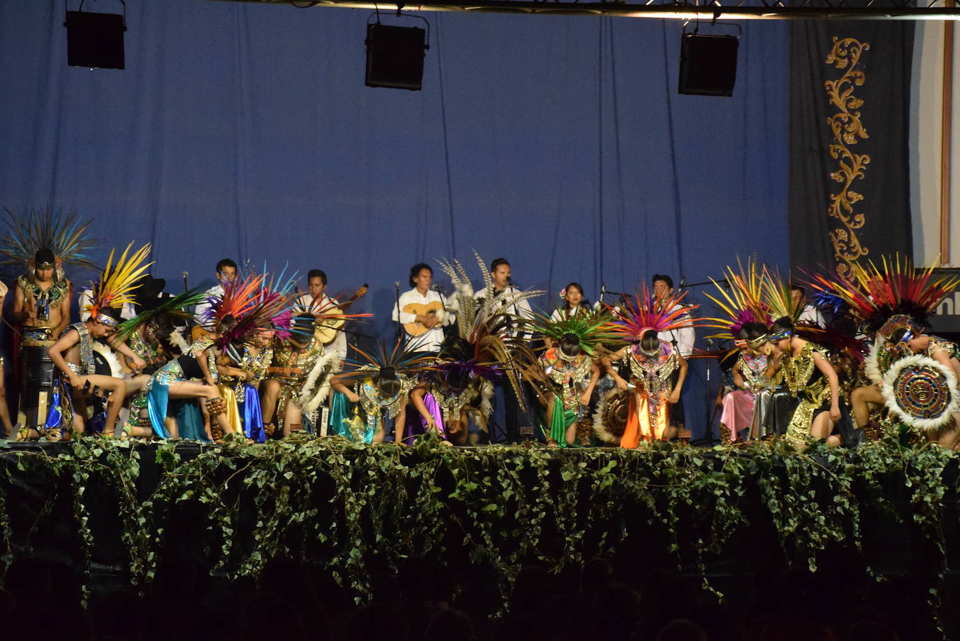 El Festival Valfermoso, organizado por la Asociación Coros y Danzas Virgen del Rosario, congregó a más de 700 personas en la plaza de Huertas de Ánimas. Como novedad, actuó la formación 'Cultura y tradición mexicana', con rimos y bailes muy variados. También se subieron al escenario el grupo infantil, el juvenil y el titular de entidad anfitriona. 